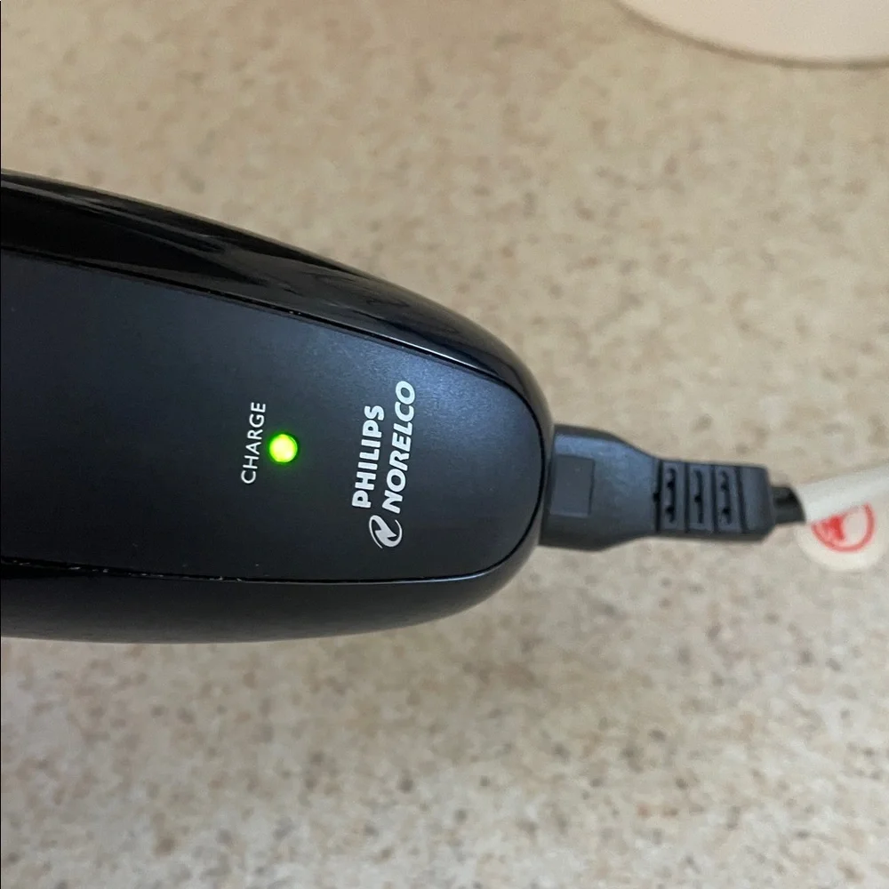 Philips Norelco Electric Shaver w/ corded Charger/ blade cover